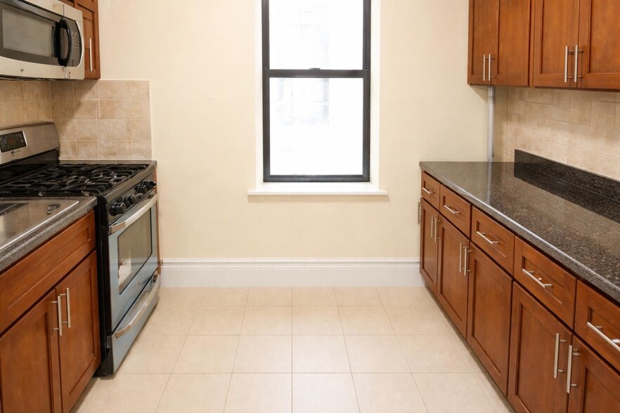 Building Photo - 609 W 196th St