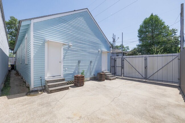 Building Photo - 4802 Banks St