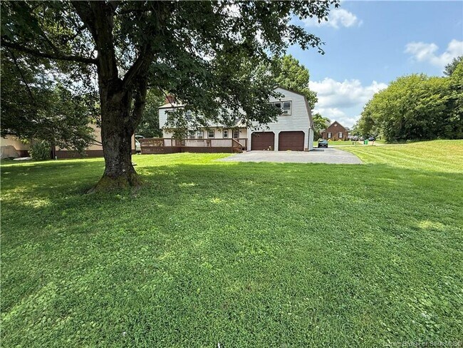 Building Photo - Golf course views in Floyds Knobs!