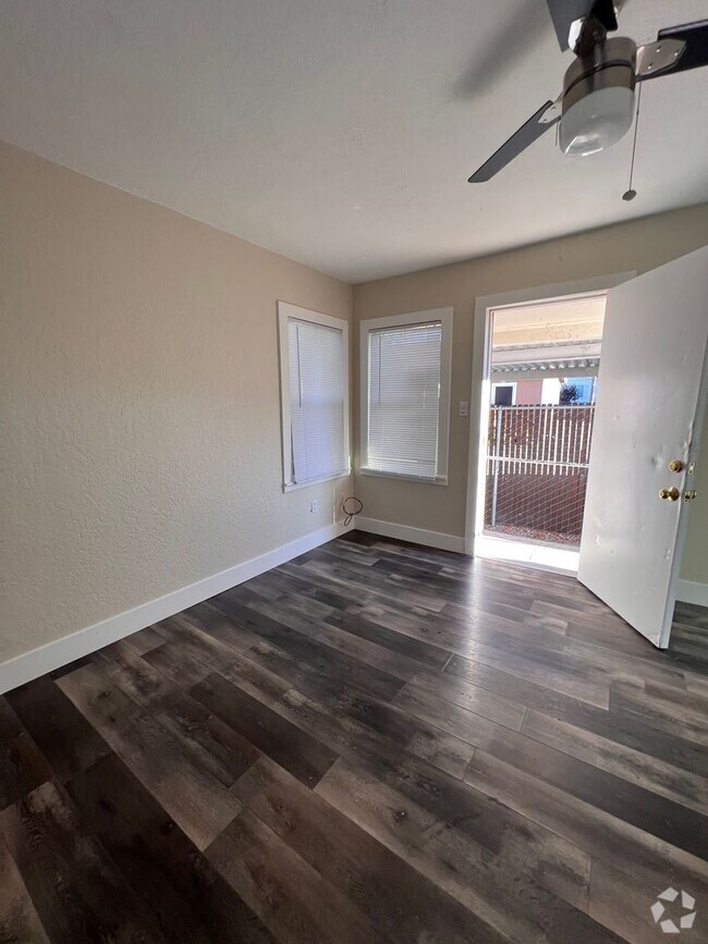 Building Photo - Updated studio