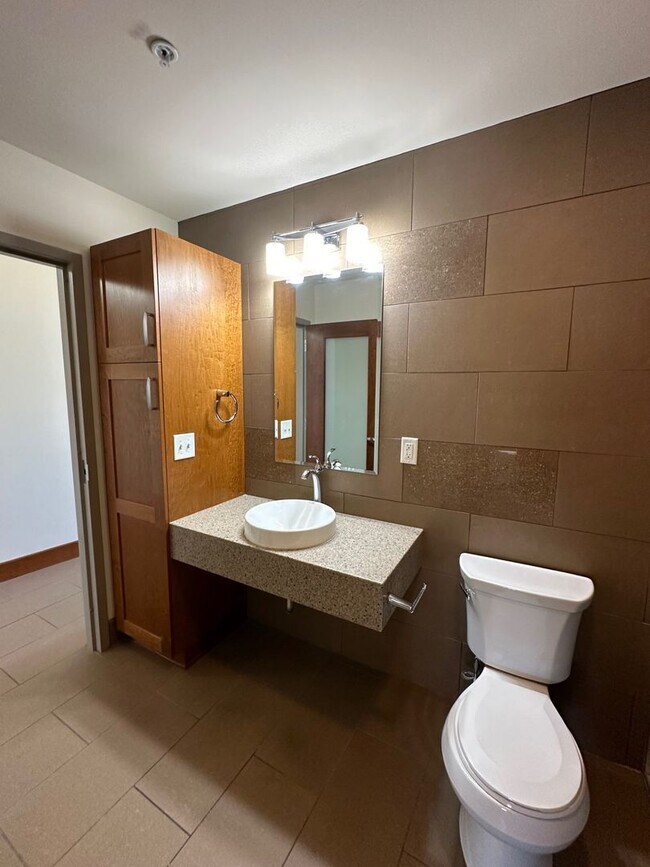 Building Photo - Blue Earth Place-One Bedroom available