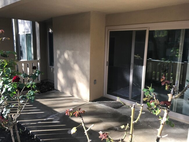 Building Photo - 245 Oak Leaf Dr