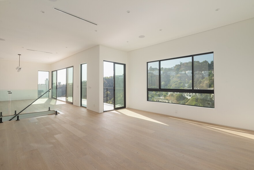 Building Photo - 1931 Sunset Plaza Dr