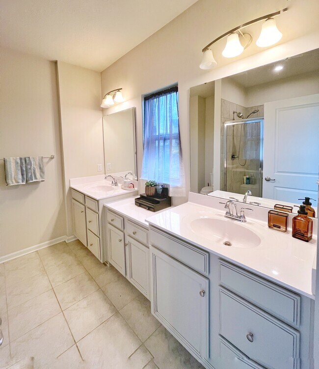 Double Vanity On-Suit Bathroom - 3005 Lampl Ln