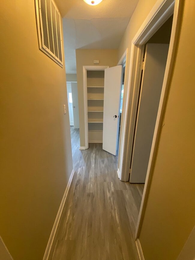 Building Photo - 2 Bedroom House!