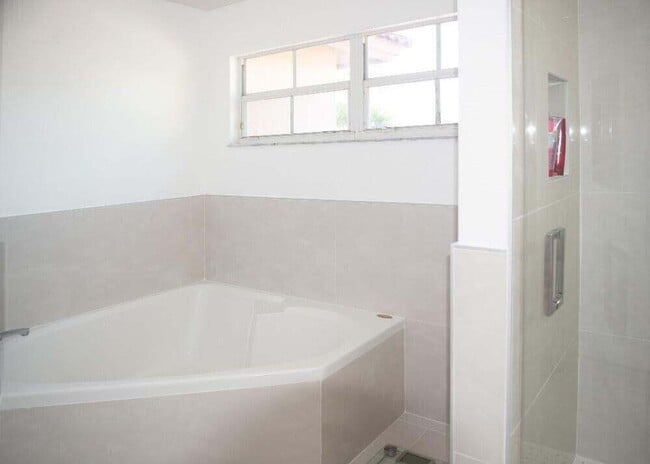 Building Photo - 6125 NW 40th St