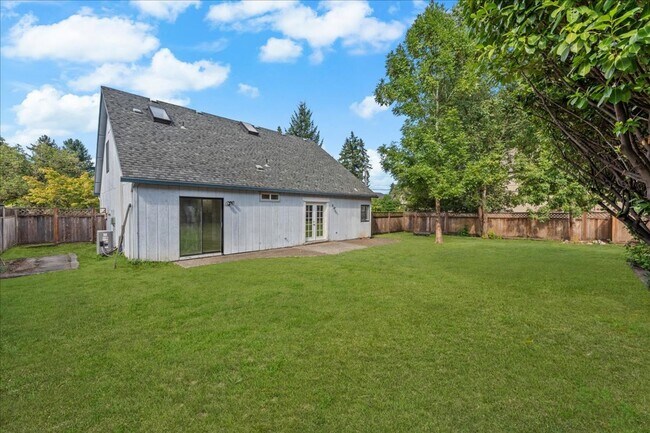 Building Photo - Invited, renovated 4-bdrm, 2-bath Tualatin home—Fenced yard, corner lot, great location