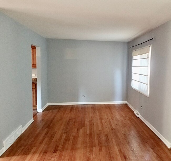 Building Photo - Cozy 3 bedroom 1.5 Bathroom Townhouse! Hardwood Throughout! Parking Included In Rent! Available f...