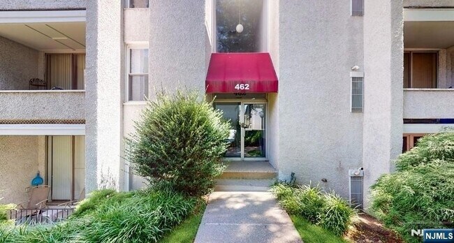 Building Photo - 462 River Rd