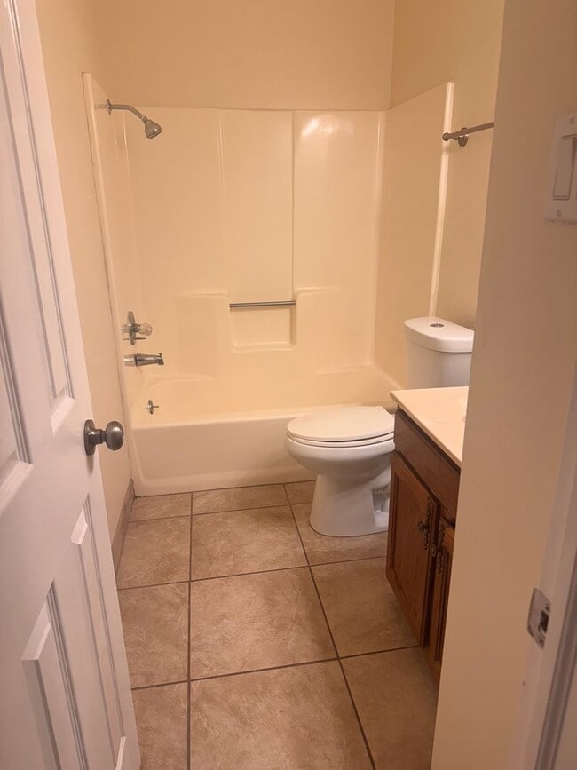 Building Photo - Cute Condo near University