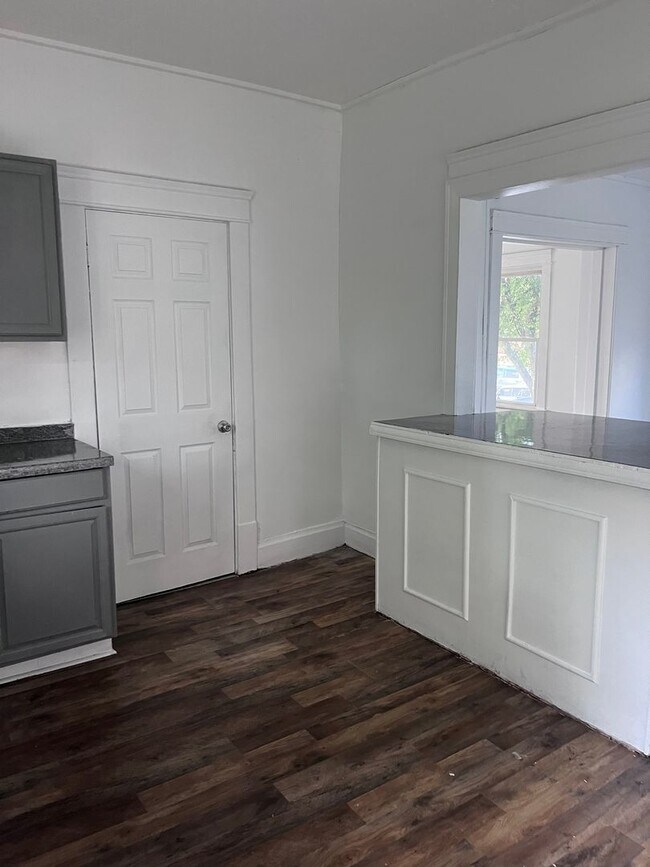 Building Photo - Classic Colonial Charm with Modern Comforts –  3 Bedroom Home!