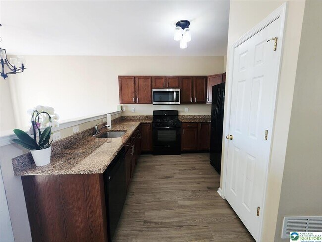 Building Photo - 972 King Way