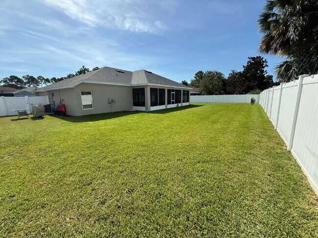 Building Photo - "Spacious 3-Bedroom Retreat with Bonus roo...