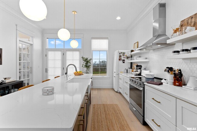 Building Photo - 824 W Moss Ave