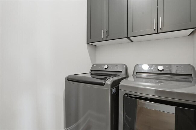 Building Photo - 1254 Six Sisters St