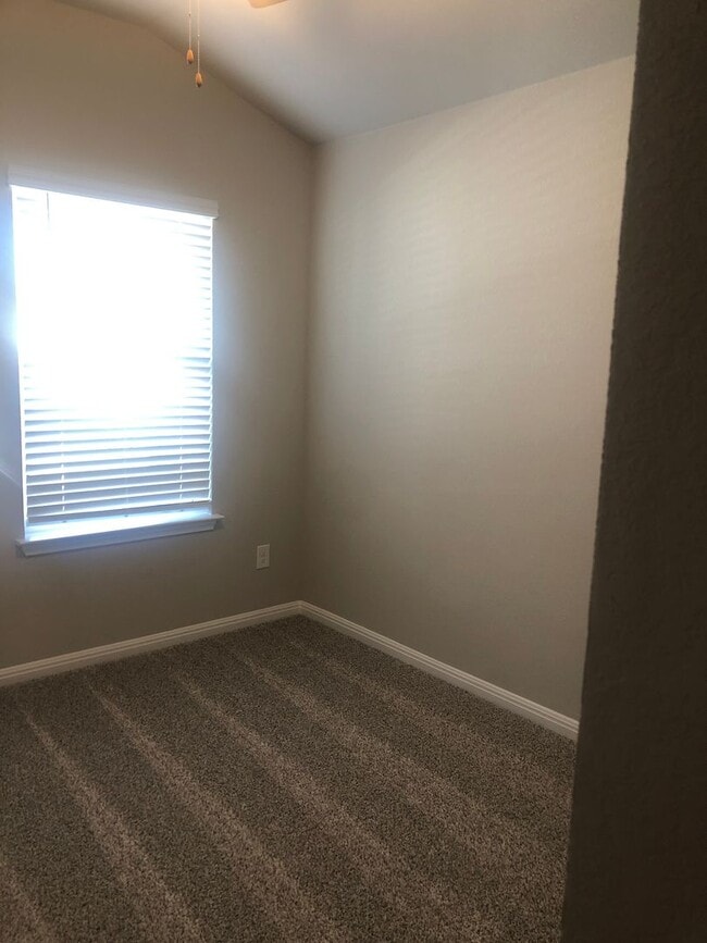 Building Photo - -=Available April 2026=-  4BR/2BA w/ Fenced Yard + Covered Parking in Hutto, TX