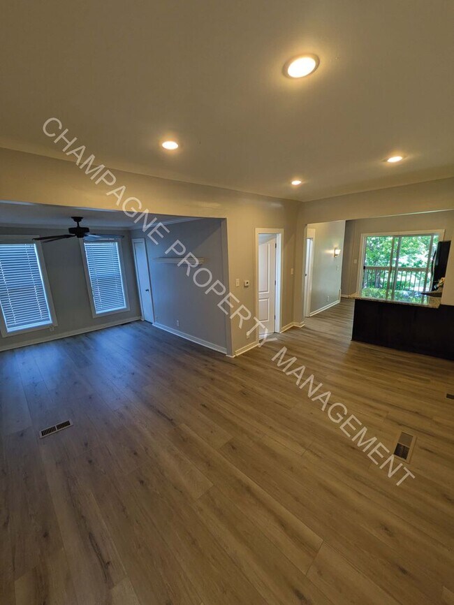 Building Photo - 3 Bedroom Home, conveniently located near UMKC!