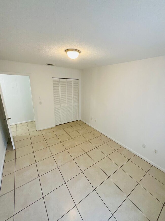 Building Photo - 2/1.5 Side A of Duplex in Fort Pierce