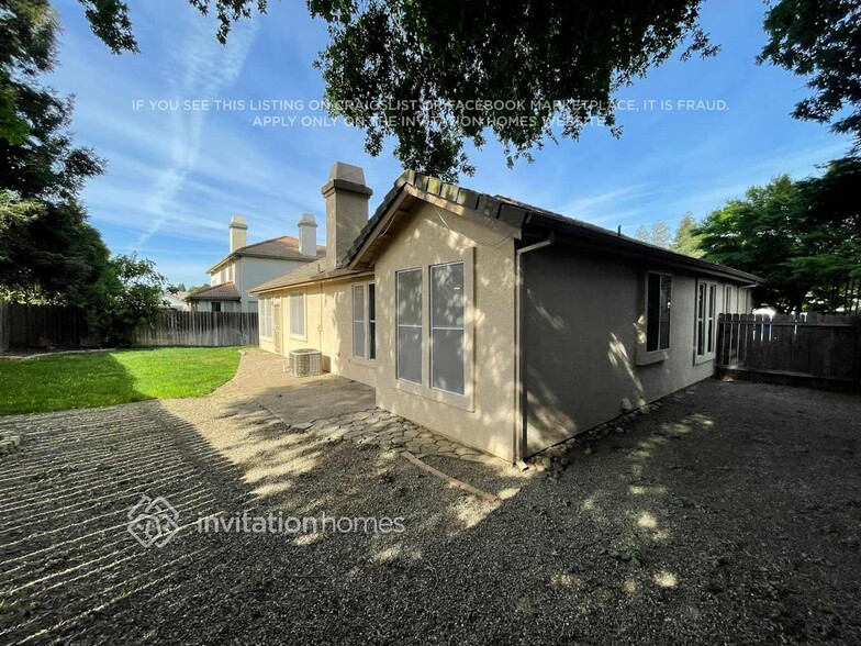 Building Photo - 869 Lariat Loop