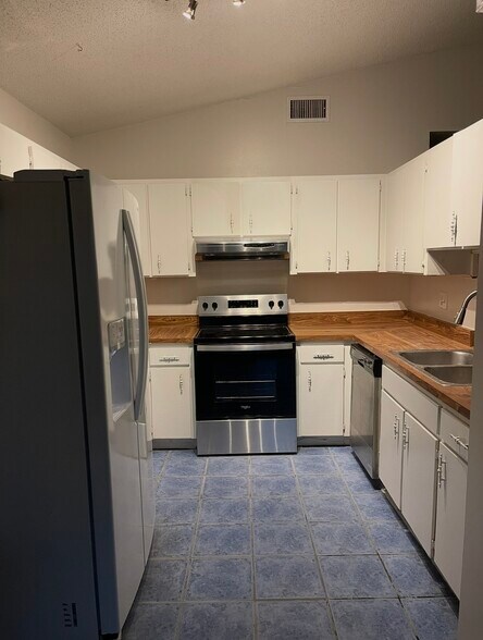 Building Photo - 10557 Parkcrest Dr