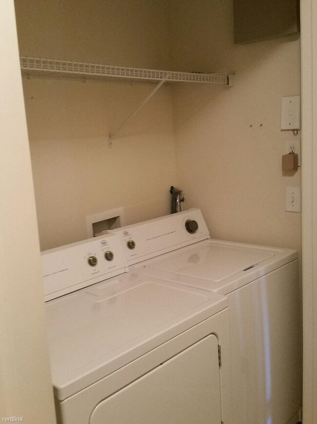 Building Photo - 2 br, 2 bath  - 7108 W Friendly Ave Unit 105