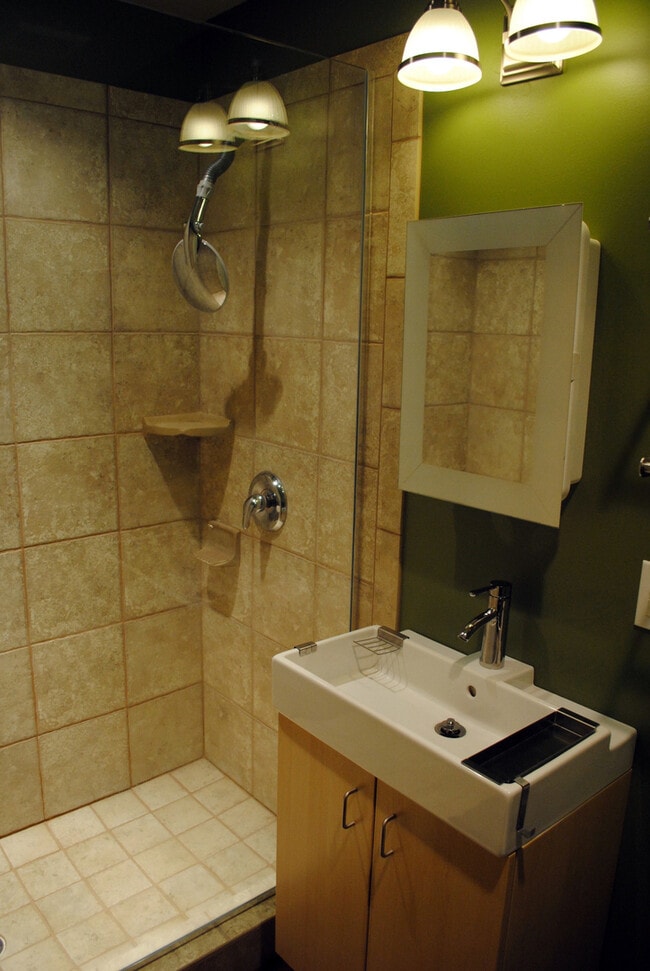Building Photo - Beautiful 1BR Contemporary Downtown Loft