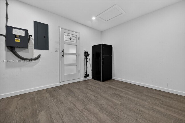 Building Photo - 371 SE 3rd St