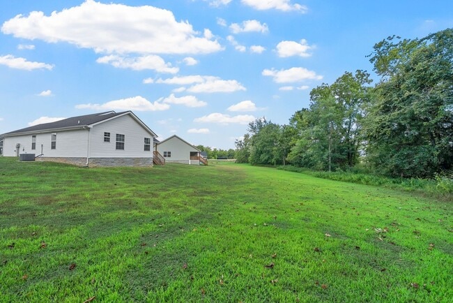 Building Photo - Pet Friendly Three Bedroom!