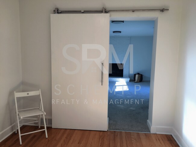 Building Photo - Updated 4BR with two living spaces in Hikes Point **Available Now**