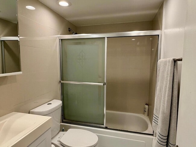 Building Photo - 3000 Riomar St