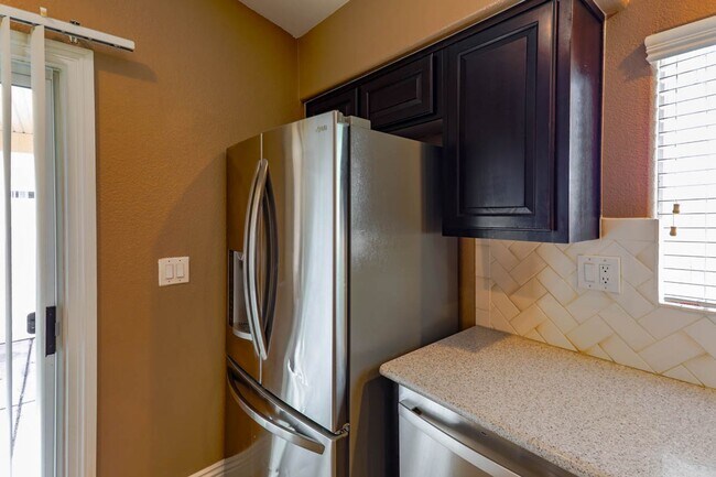 Building Photo - Beautiful, Single Story, 2 bed, 2 bath, To...