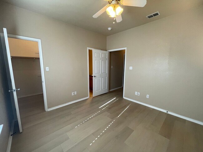 Building Photo - 105-107 Sunburst Court