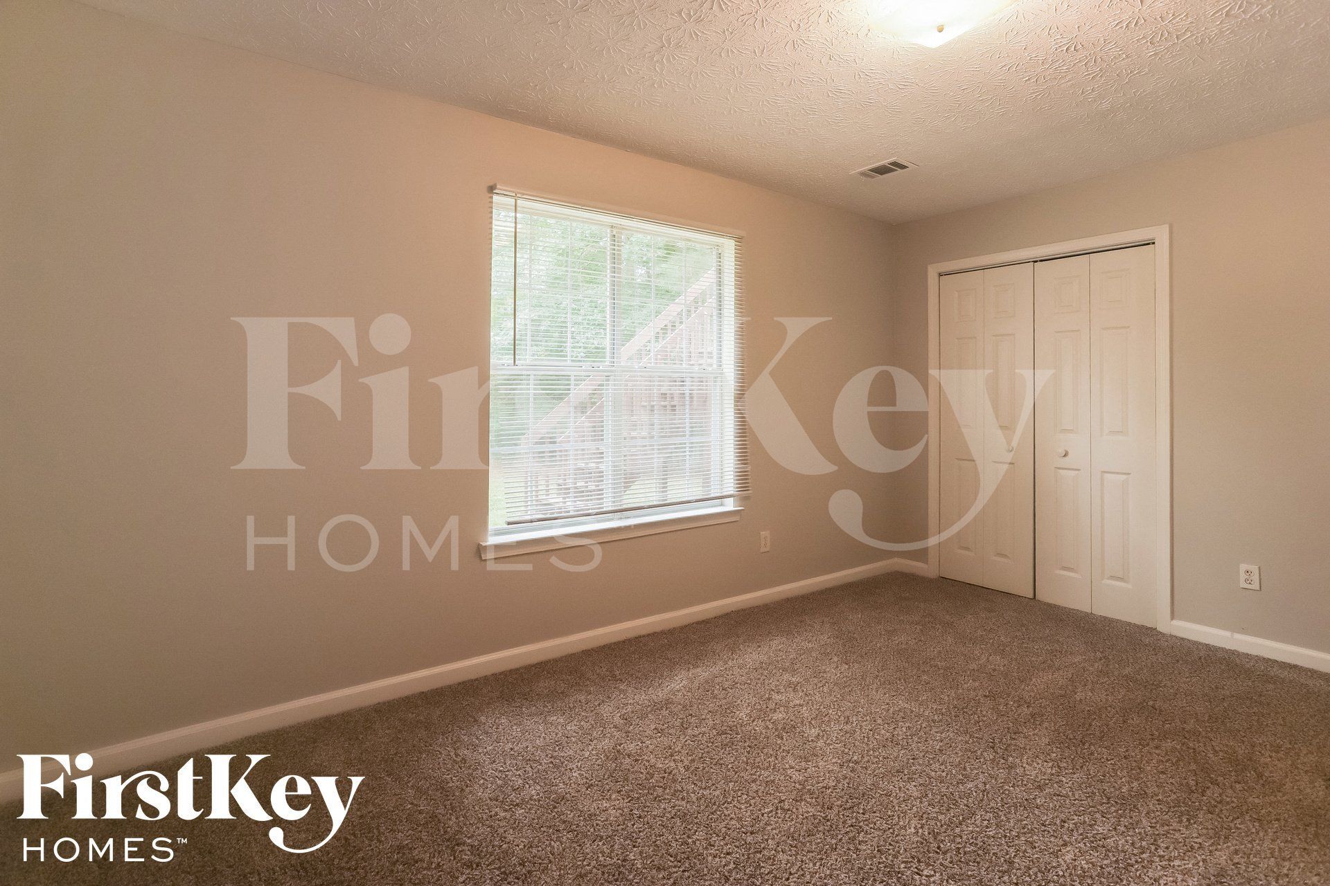 Building Photo - 480 E Lake Dr