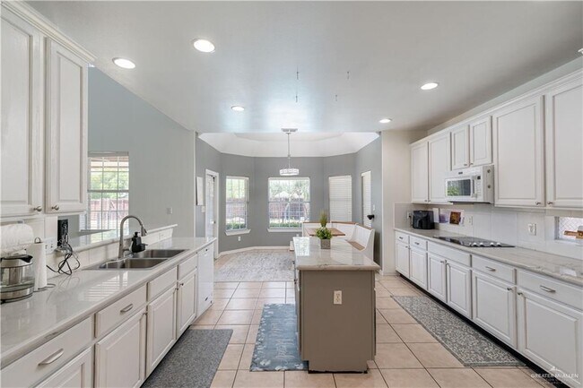 Building Photo - 31 El Jardin St
