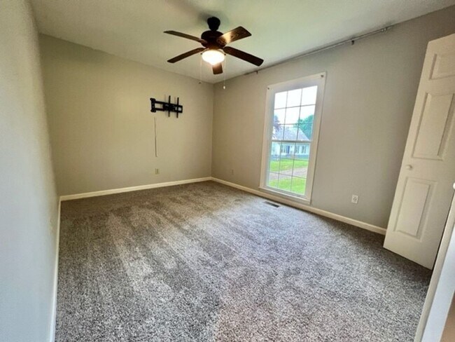 Building Photo - 3 Bedroom, 2 Bathroom w/ Covered Deck on Large Lot