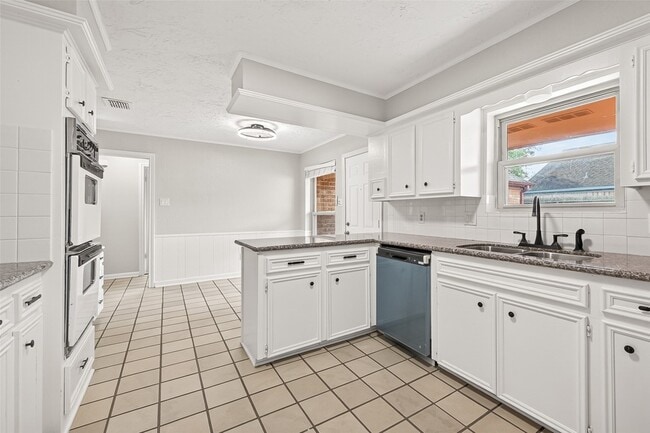 Building Photo - 6207 Claridge Dr