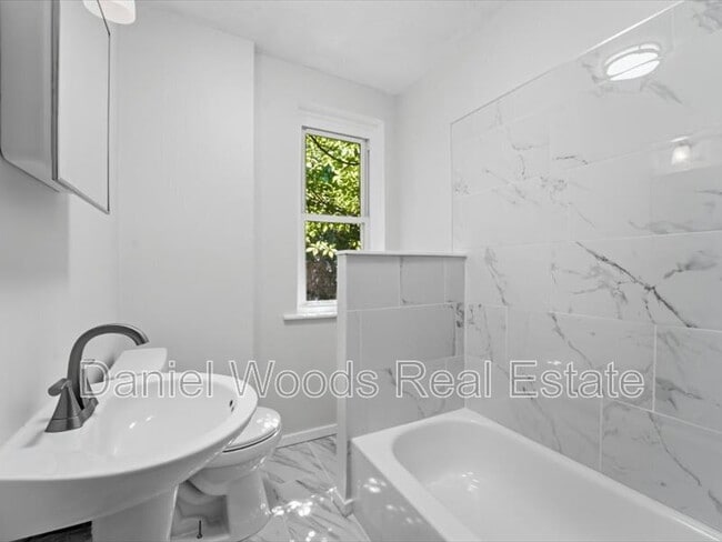 Building Photo - 5538 Walton Ave