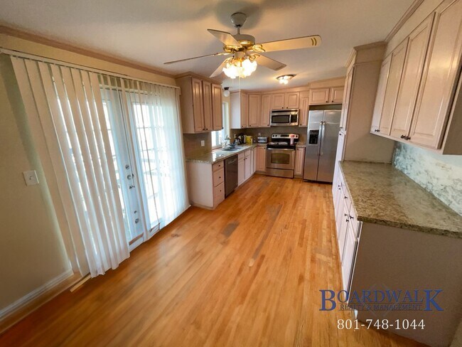 Building Photo - 2827 E Bridgewater Dr