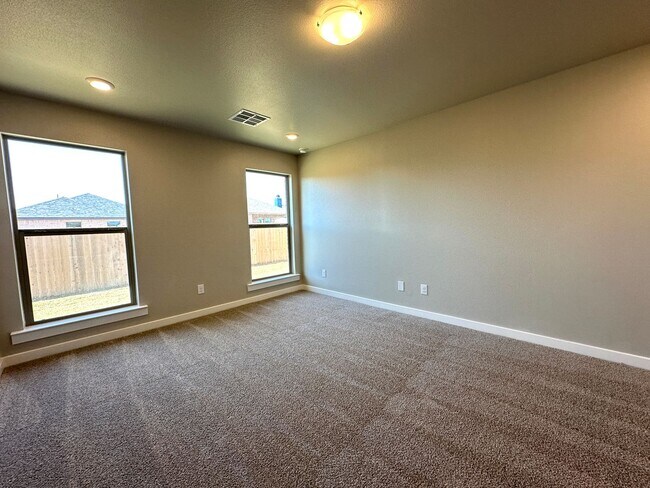 Building Photo - 4Bed/2Bath Available 6/5