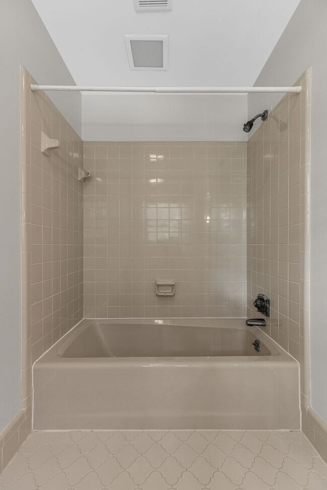 Building Photo - AVAILABLE NOW-- 4-Bed/5-Bath in the heart ...