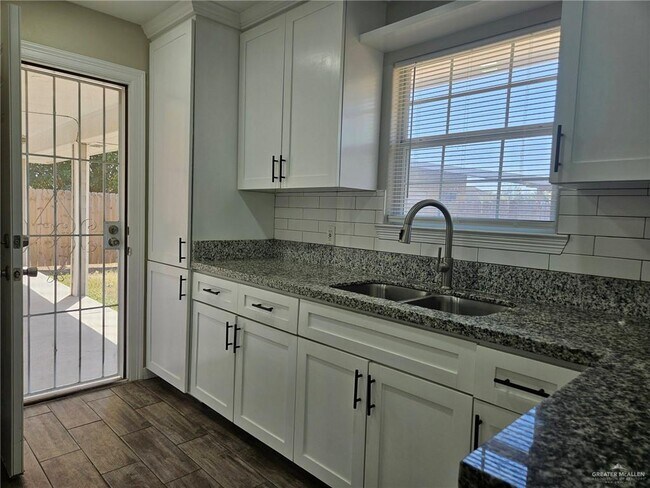 Building Photo - 23 Del Monte Dr