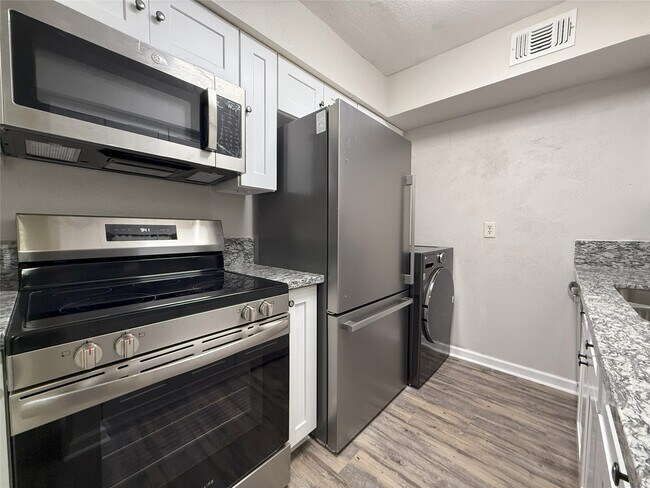 Building Photo - 2100 Wilcrest Dr
