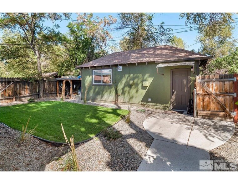 Entrance & common yard - 609 W 11th St