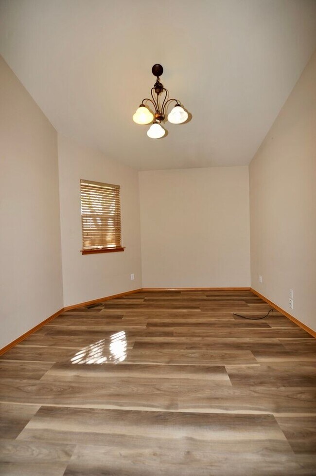 Building Photo - 3 bed 2 bath rancher with office