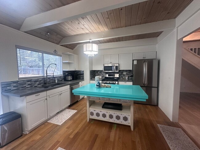 Building Photo - Charming, Fully Furnished 4 Bedroom House in Quiet Neighborhood- Pet Friendly!