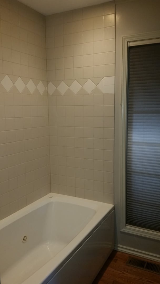 Building Photo - Occupied, do not disturb tenants. 1950's Craftsman 2br 2ba duplex on two levels, lawncare provide...