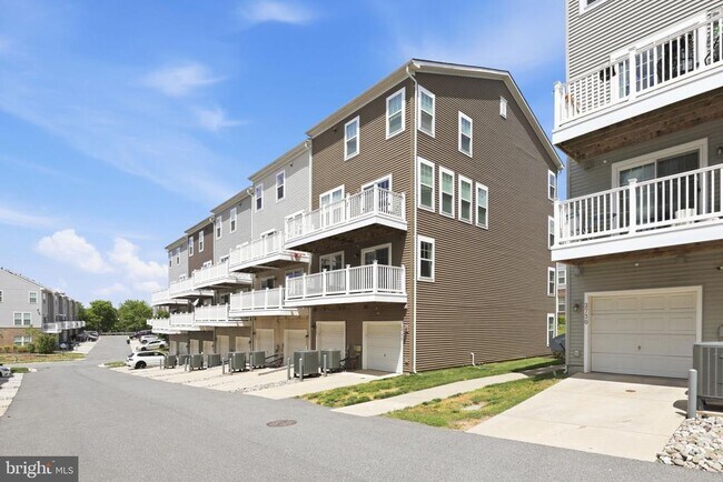 Building Photo - 2739 Pinebrook Rd