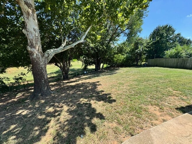 Building Photo - 3 bed 2 bath house now available for lease