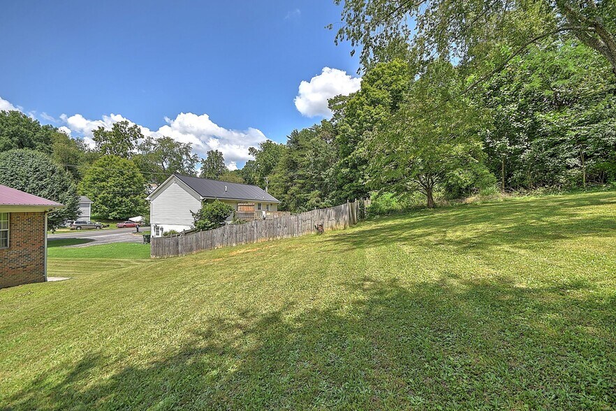 Building Photo - 185 Woodland Cir