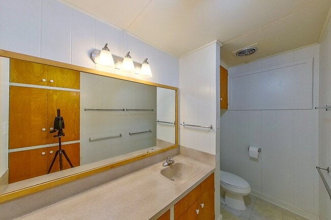 Building Photo - 2 Bed 1 Bath 1 Parking Apartment. 1 Year Lease.